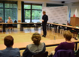 policjant rozmawia z seniorami w UM Zakopane 3