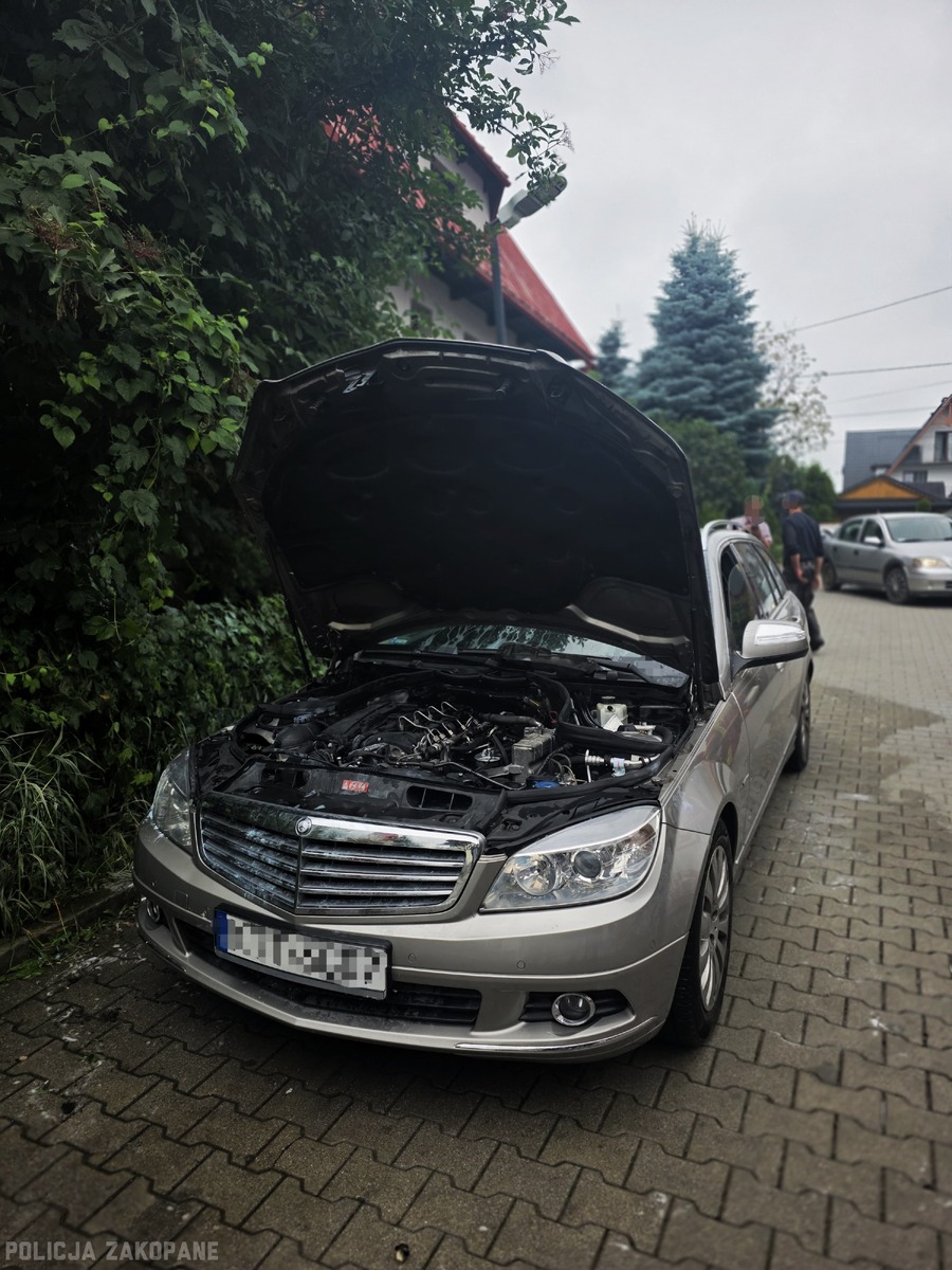Pożar Mercedesa na parkingu w Zębie - jak postępować w przypadku zagrożenia?